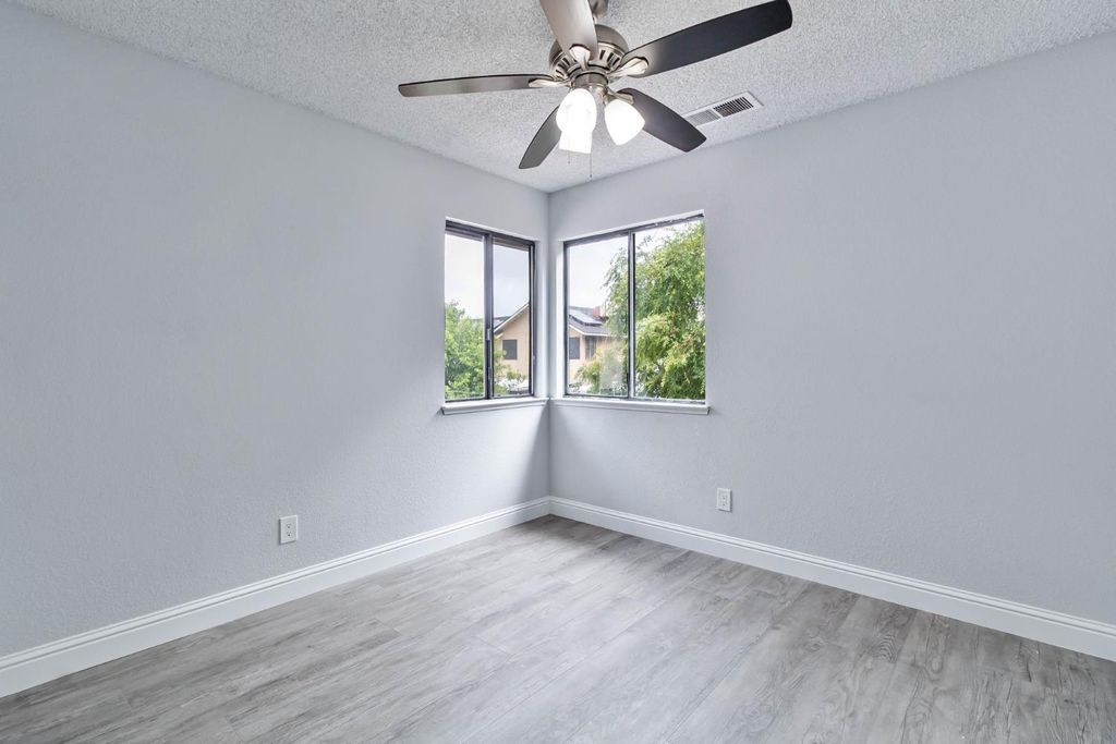 Image 15 of property listing at 2244 N Prospect Avenue, Fresno, CA 93722