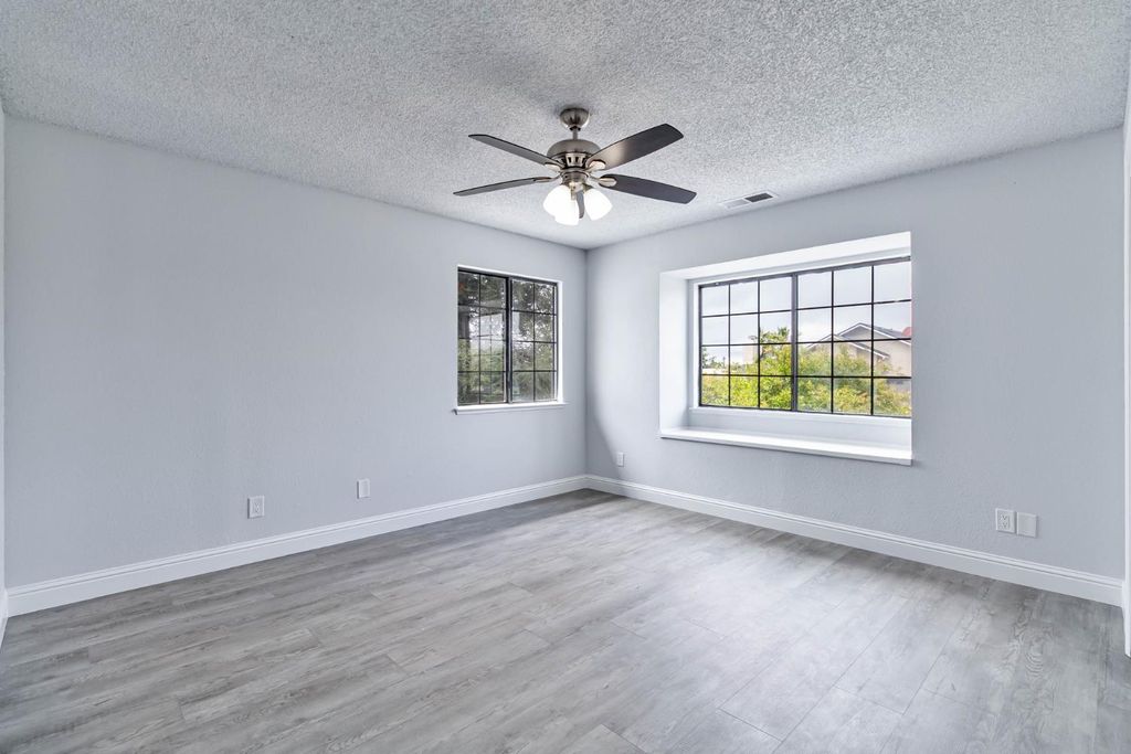 Image 17 of property listing at 2244 N Prospect Avenue, Fresno, CA 93722