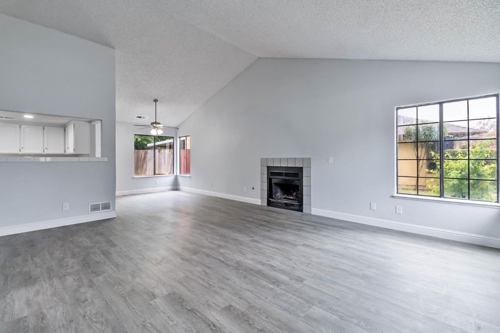 Image 2 of property listing at 2244 N Prospect Avenue, Fresno, CA 93722