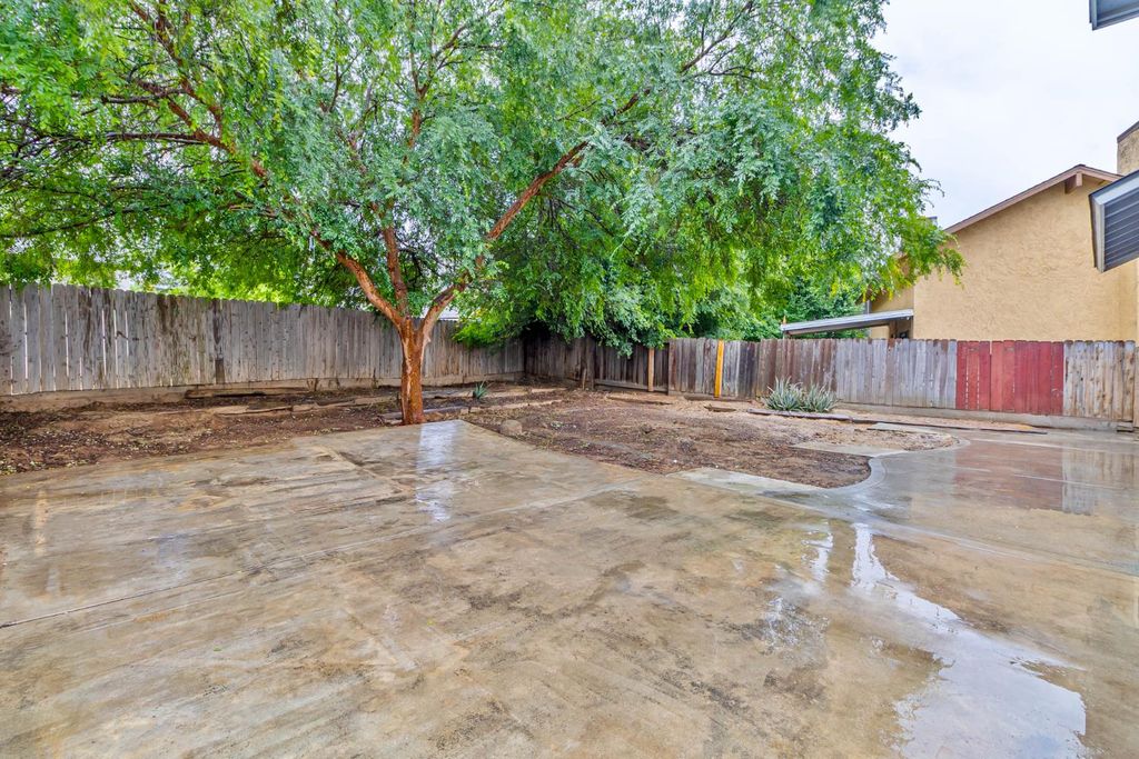 Image 22 of property listing at 2244 N Prospect Avenue, Fresno, CA 93722