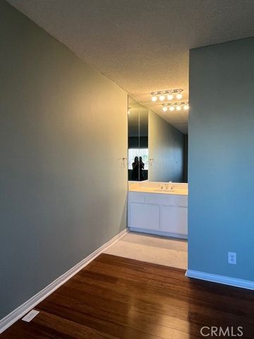 622 S Barrington 302, Los Angeles, CA 90049