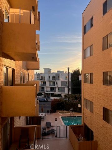 622 S Barrington 302, Los Angeles, CA 90049