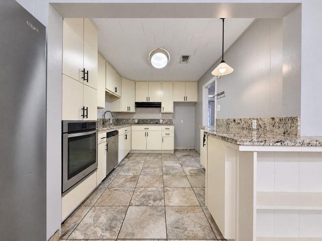 2604 S Houston Drive, La Marque, TX 77568
