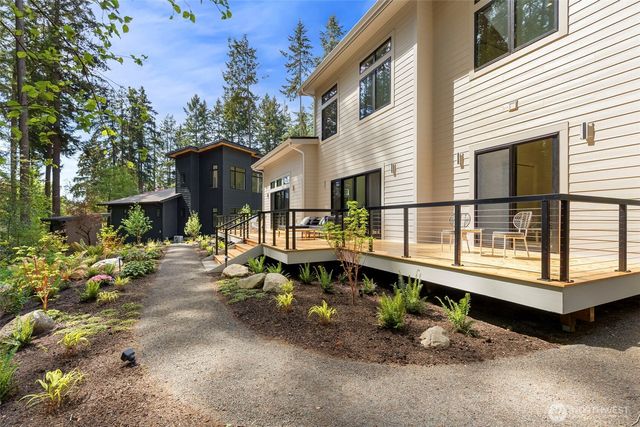 13982 Manzanita Road NE, Bainbridge Island, WA 98110