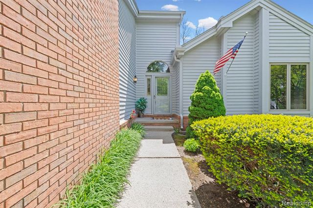 6687 Ridgeview Drive, Clarkston, MI 48346