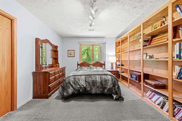 6687 Ridgeview Drive, Clarkston, MI 48346