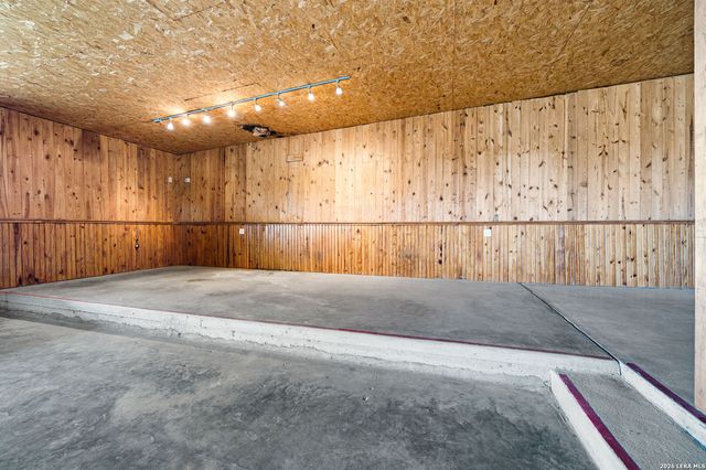 2421 Usener Rd, Fredericksburg, TX 78624