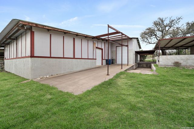 2421 Usener Rd, Fredericksburg, TX 78624