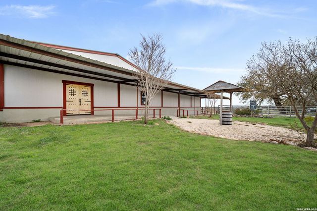 2421 Usener Rd, Fredericksburg, TX 78624