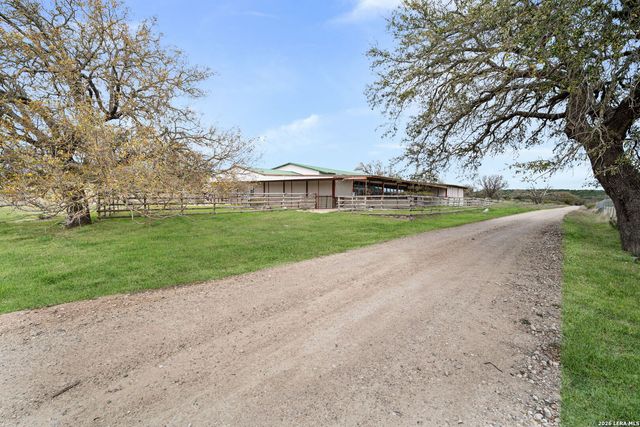 2421 Usener Rd, Fredericksburg, TX 78624