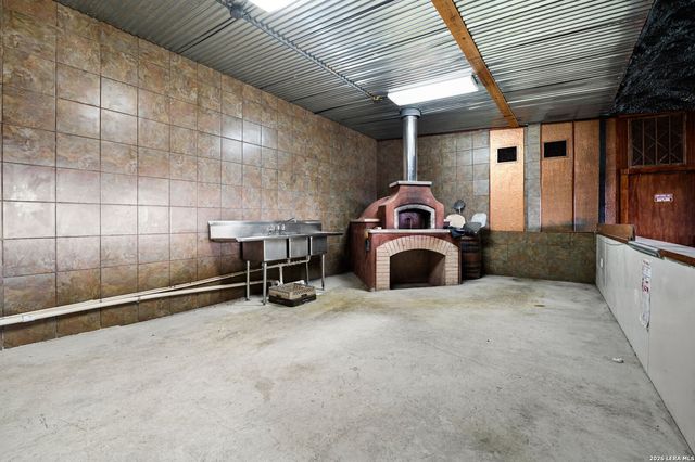 2421 Usener Rd, Fredericksburg, TX 78624