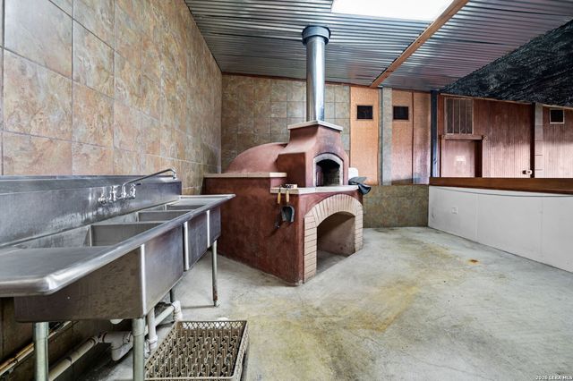 2421 Usener Rd, Fredericksburg, TX 78624