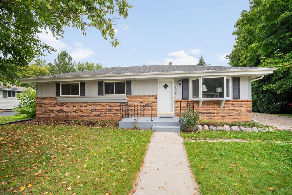 1010 Sunset Ridge DRIVE W, West Bend, WI 53090