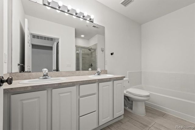 3094 Camden Drive, Troy, MI 48084