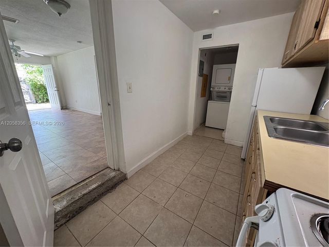 410 Pinecrest Dr 2 2, Miami Springs, FL 33166