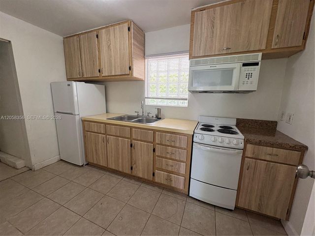 410 Pinecrest Dr 2 2, Miami Springs, FL 33166