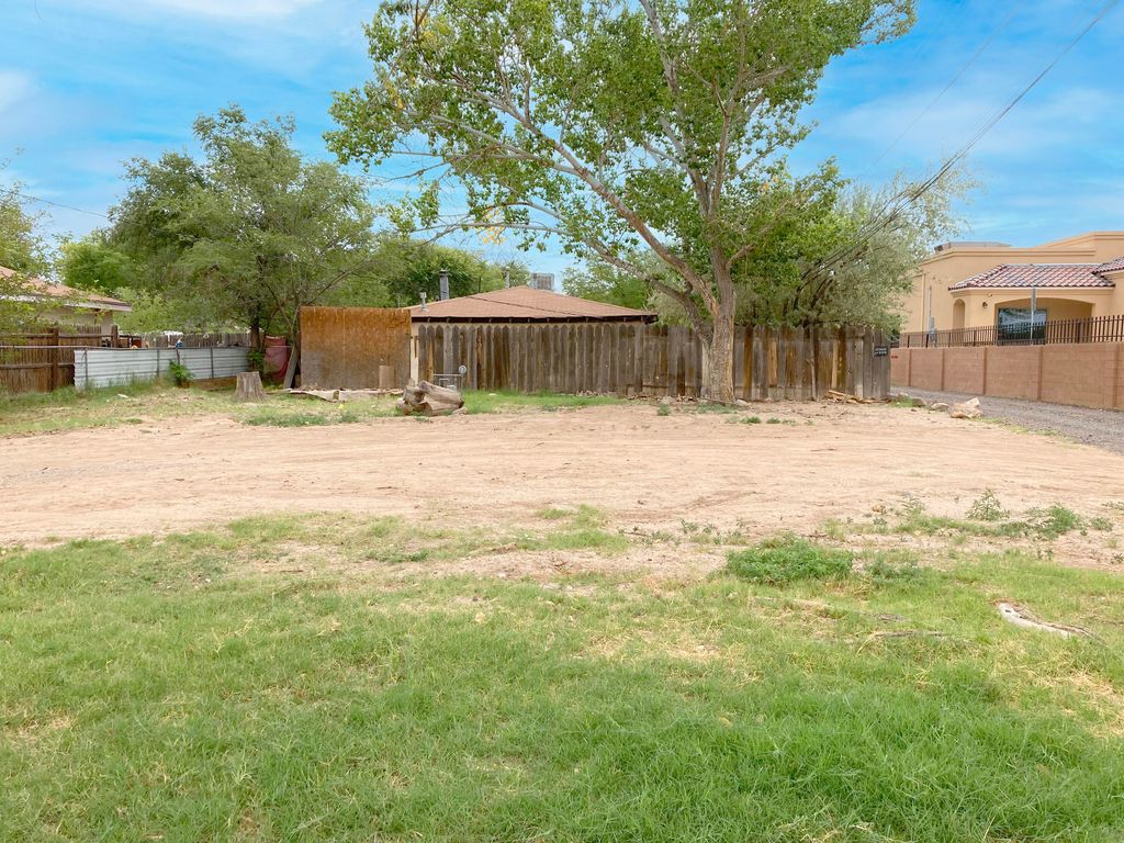 Image 1 of property listing at 520 Los Lentes Road SE, Los Lunas, NM 87031