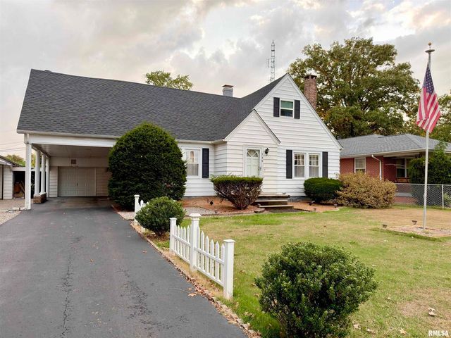 135 10TH Street, Carmi, IL 62821