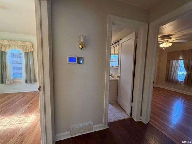 135 10TH Street, Carmi, IL 62821