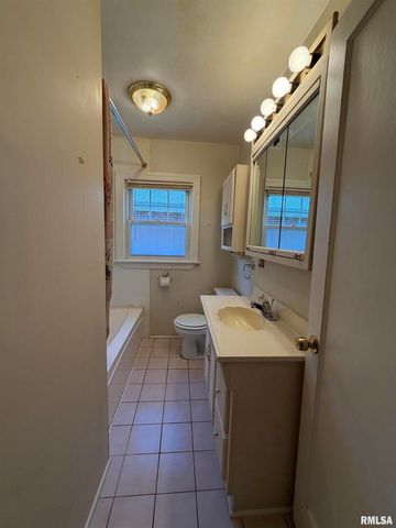 135 10TH Street, Carmi, IL 62821