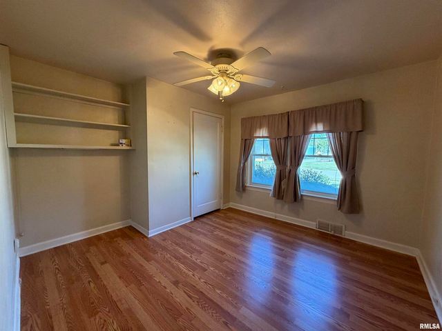 135 10TH Street, Carmi, IL 62821