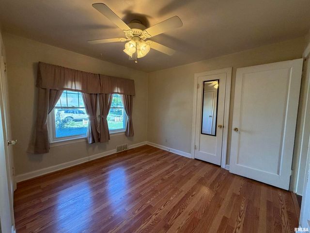 135 10TH Street, Carmi, IL 62821