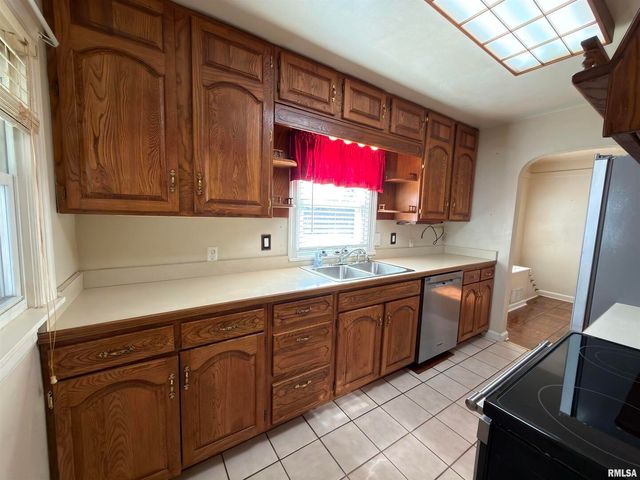 135 10TH Street, Carmi, IL 62821