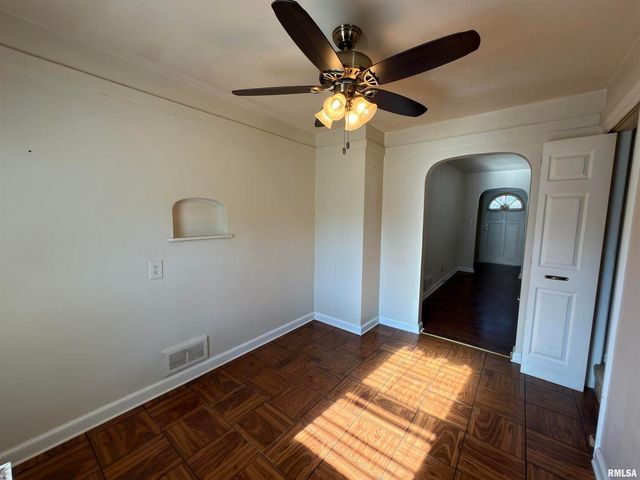 135 10TH Street, Carmi, IL 62821