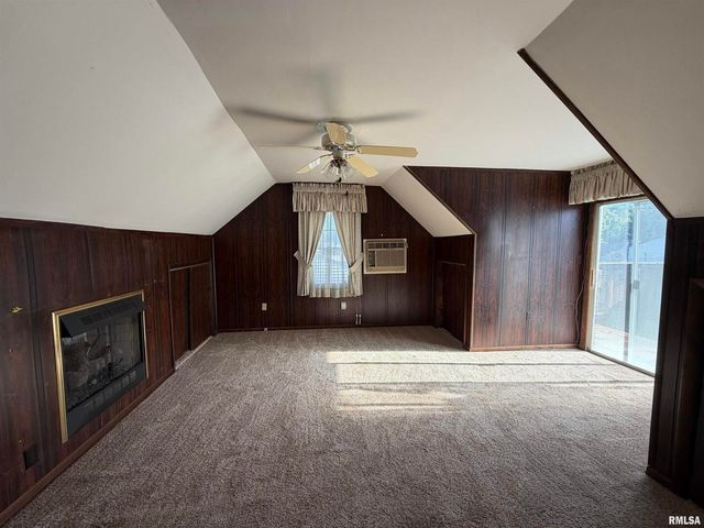 135 10TH Street, Carmi, IL 62821