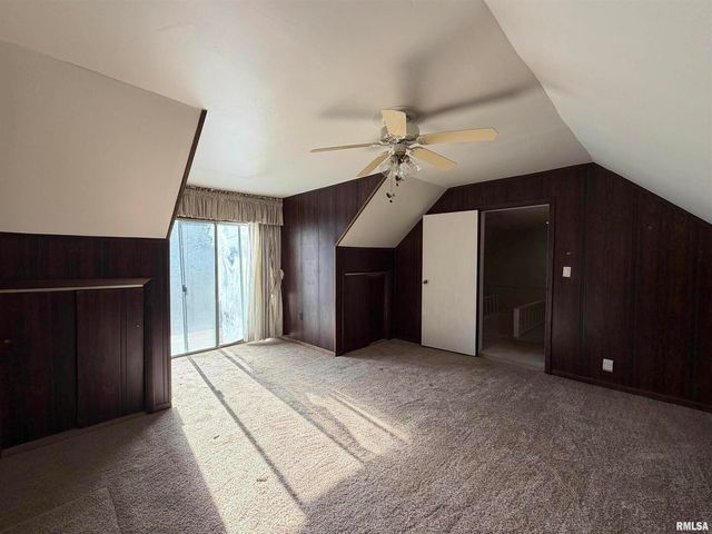 135 10TH Street, Carmi, IL 62821