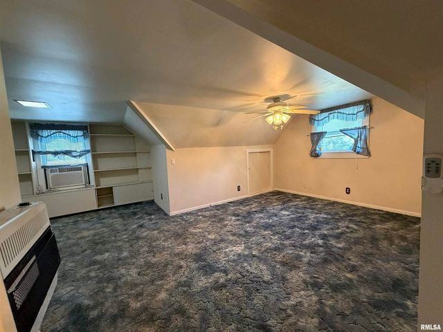 135 10TH Street, Carmi, IL 62821