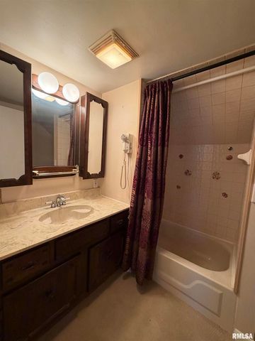 135 10TH Street, Carmi, IL 62821