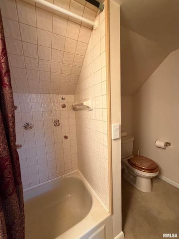 135 10TH Street, Carmi, IL 62821