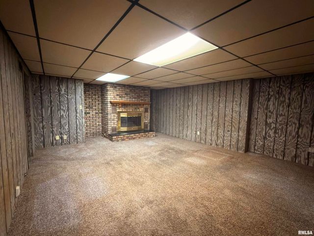 135 10TH Street, Carmi, IL 62821