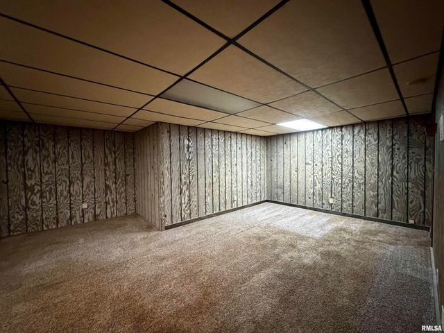 135 10TH Street, Carmi, IL 62821