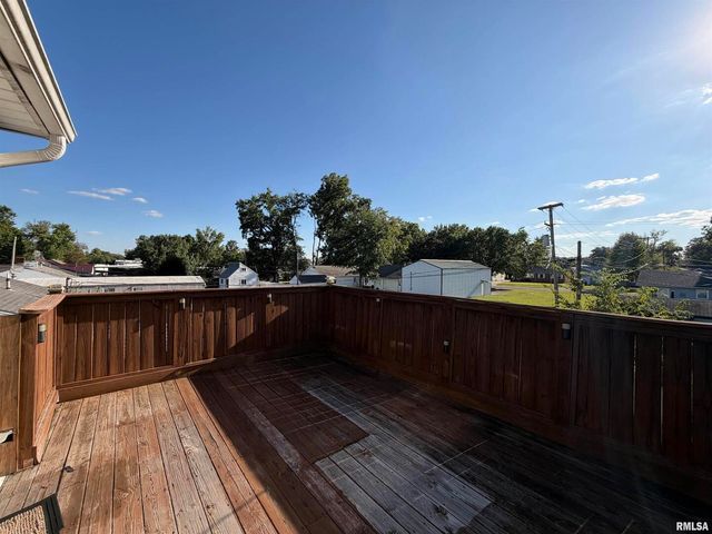 135 10TH Street, Carmi, IL 62821