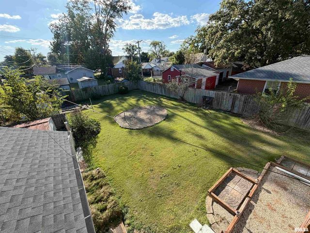 135 10TH Street, Carmi, IL 62821