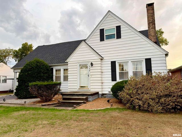 135 10TH Street, Carmi, IL 62821