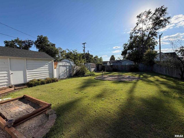 135 10TH Street, Carmi, IL 62821