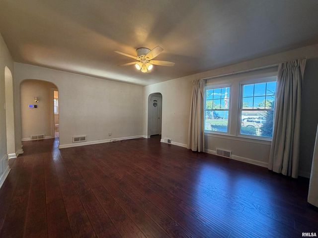 135 10TH Street, Carmi, IL 62821