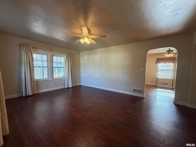 135 10TH Street, Carmi, IL 62821