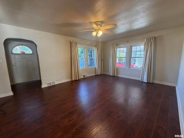 135 10TH Street, Carmi, IL 62821