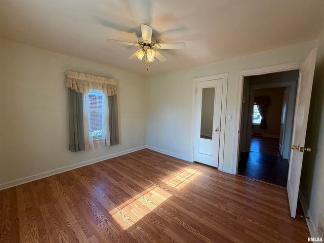 135 10TH Street, Carmi, IL 62821