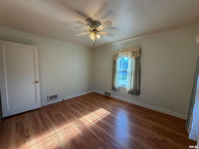 135 10TH Street, Carmi, IL 62821