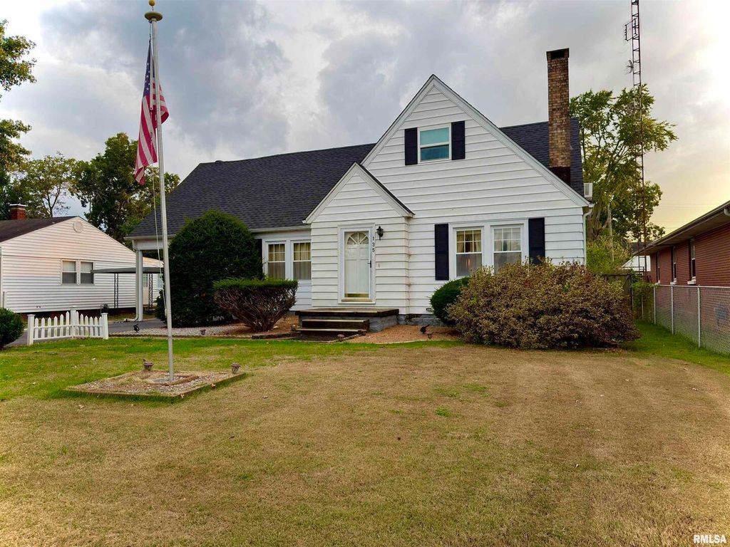 135 10TH Street, Carmi, IL 62821