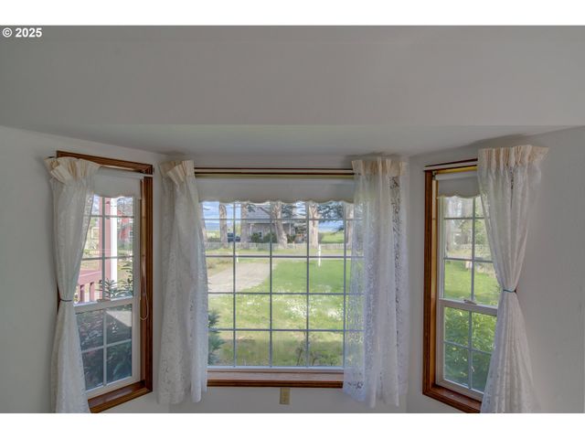 34009 TERRITORY Rd, Oysterville, WA 98641