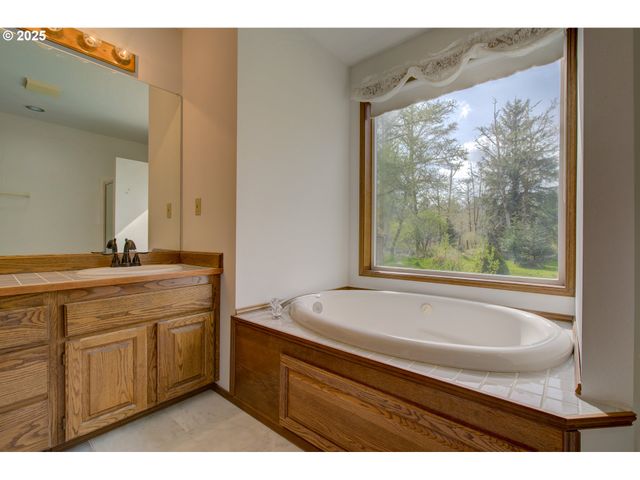 34009 TERRITORY Rd, Oysterville, WA 98641