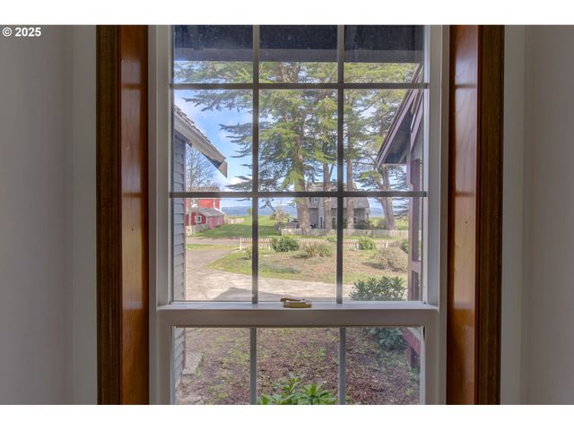 34009 TERRITORY Rd, Oysterville, WA 98641