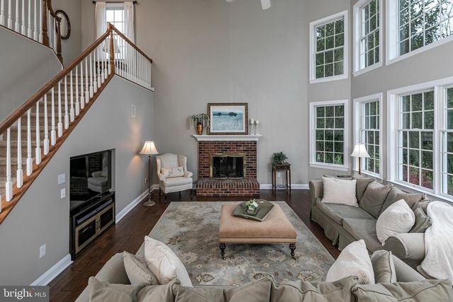 10 CAROLINE DR, Princeton, NJ 08540