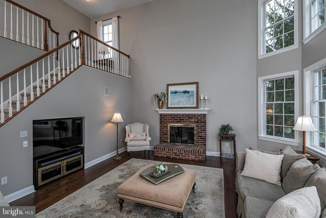 10 CAROLINE DR, Princeton, NJ 08540